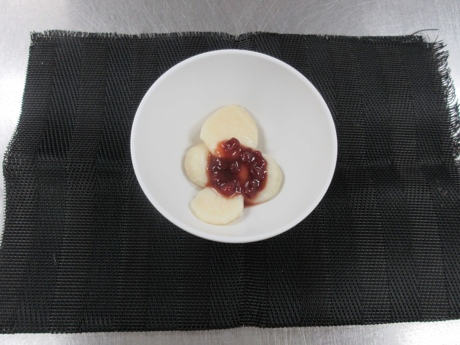 おもちのおやつ　柔らかくするため豆腐を混ぜ4分の1の大きさで提供