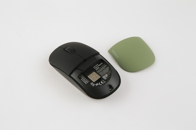 8mの通信距離と2.4GHzのUSBレシーバー付き