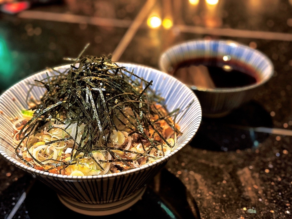 看板メニューの冷し肉そば