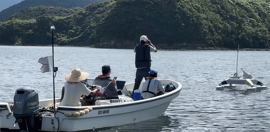 <自律型水上ロボットによる調査の様子>