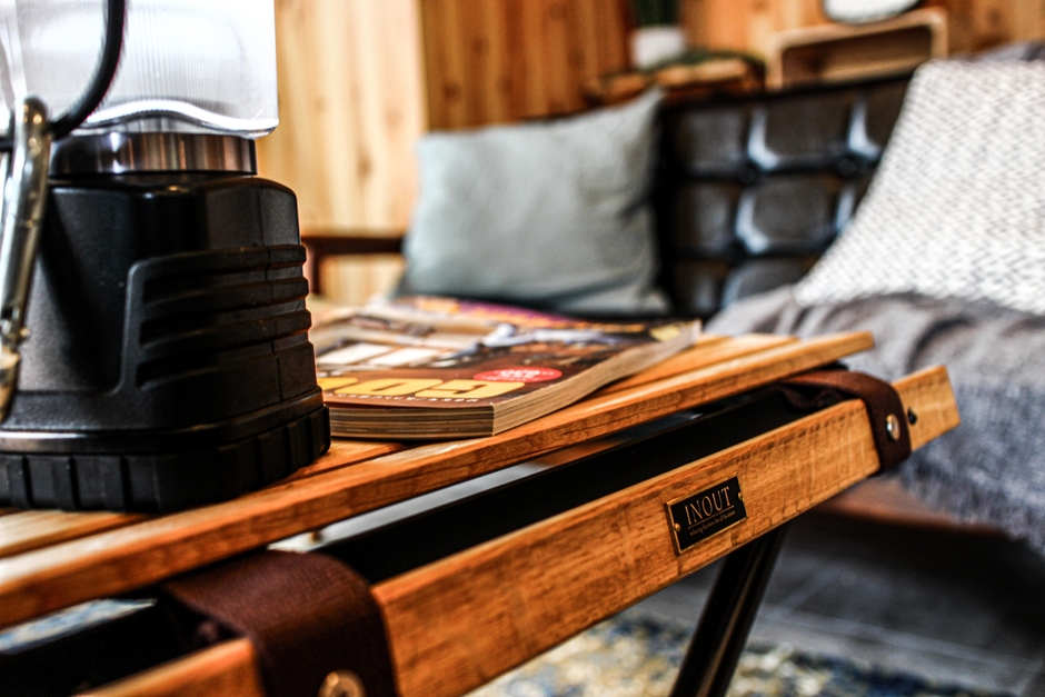 家具にはアウトドアファン御用達のカーミットチェアやINOUTを採用