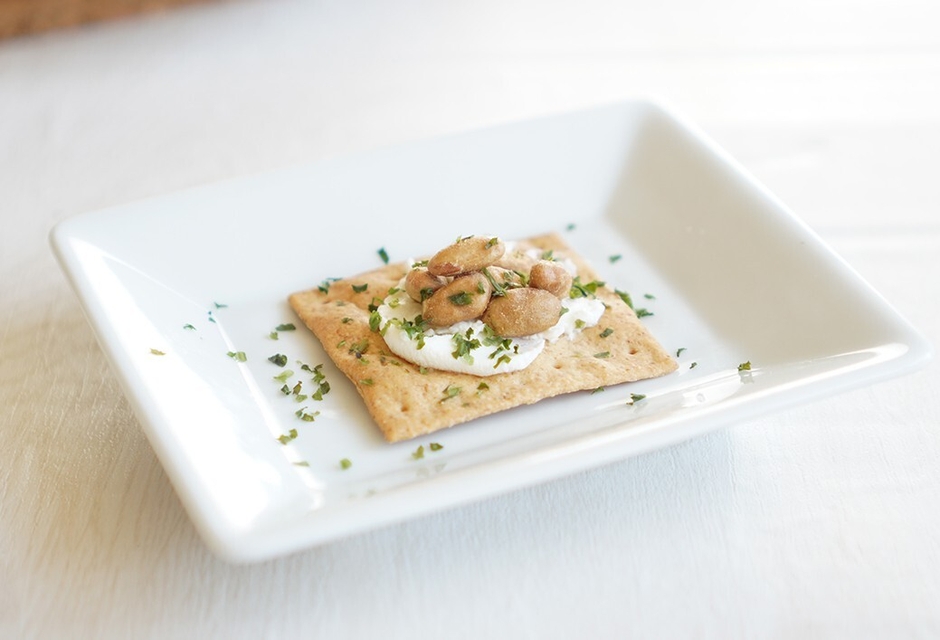 納豆スナックとクリームチーズのカナッペ