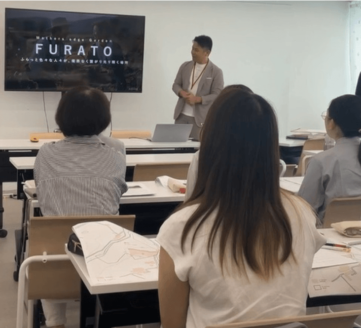 弊社野口による講義、学生の皆さんが話を聞く様子