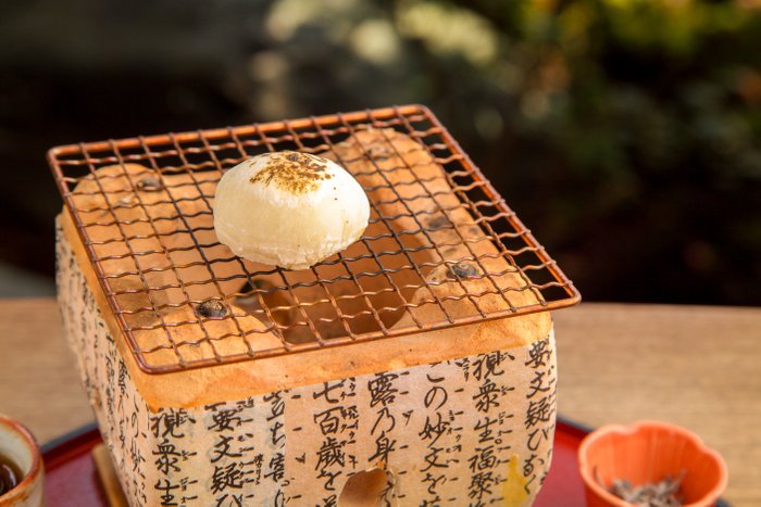 七輪で焼きたてのお餅をぜんざいへ