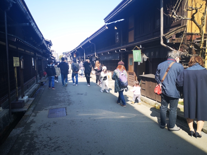 平日でも賑わいを見せ始めている高山の古い町並み