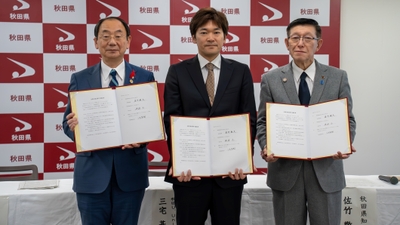 (写真:左から秋田市長 穂積 志 様、株式会社ライトカフェU. 代表取締役 三宅 基樹、秋田県知事 佐竹 敬久 様)