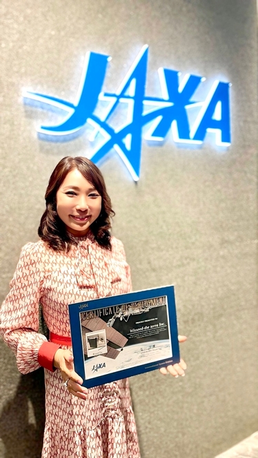 代表 山本 光子に放出証明書が手渡される