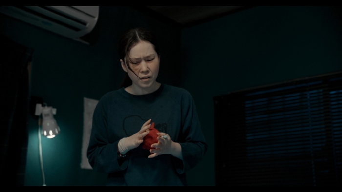 主人公マコトの手に挟まれるレジー