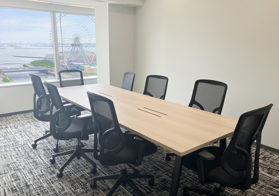 横浜の港を一望できる会議室
