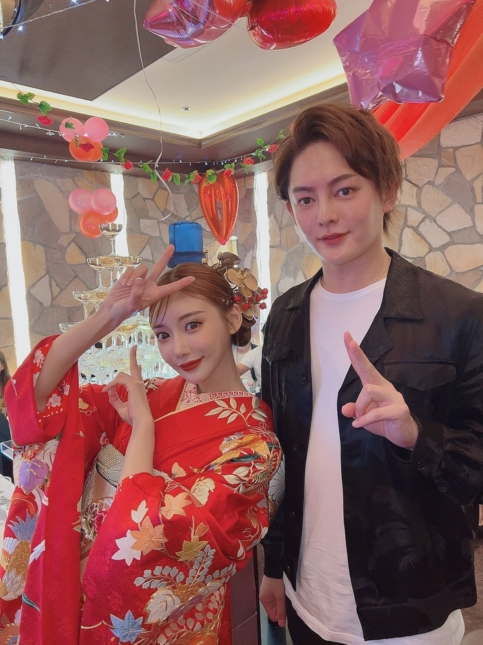 (左)明日花キララさん(右)三崎優太さん