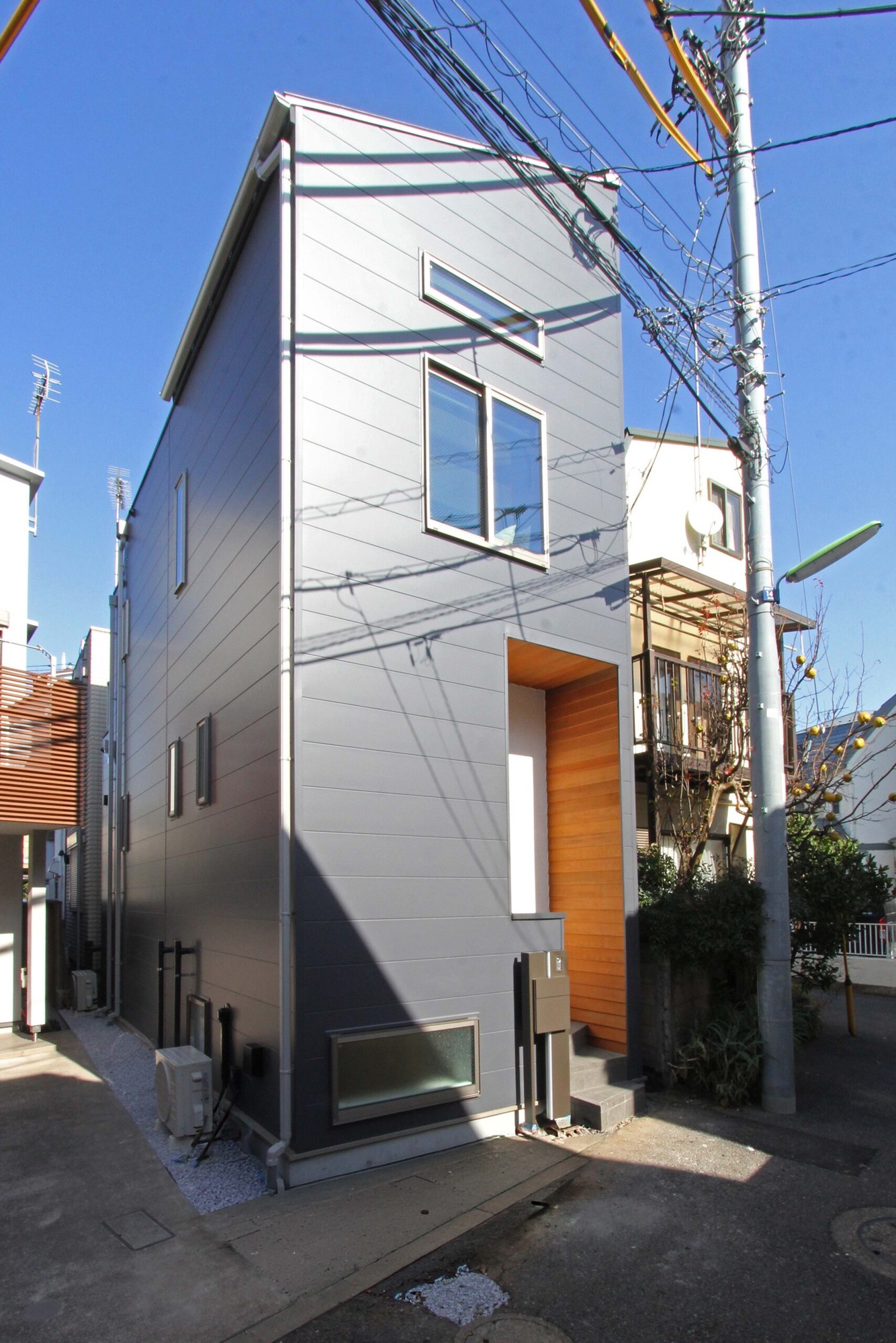 【狭小地の注文住宅】敷地約12坪に建つ「半地下+2階+屋上」の二世帯住宅が品川区に完成。外階段の採用で居住スペースを最大化