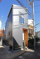 【狭小地の注文住宅】敷地約12坪に建つ「半地下＋2階＋屋上」の二世帯住宅が品川区に完成。外階段の採用で居住スペースを最大化