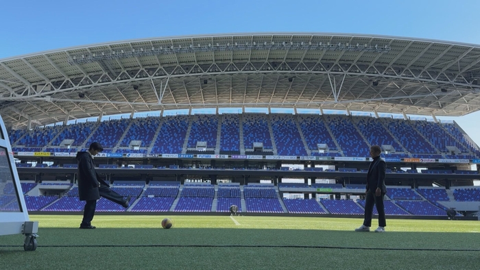 ピッチ場でレジェンドとパス交換!