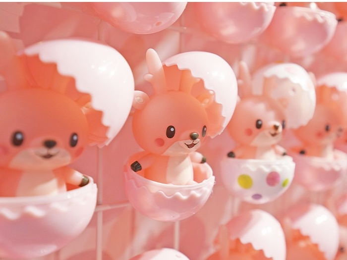 タマゴの殻をかぶったイワシカちゃんがキュート♡