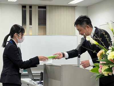 入社式では辞令交付と共にバトンバス