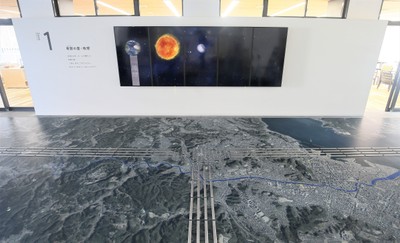 ゾーン1:奇跡の星・地球(液晶パネルと床面展示)