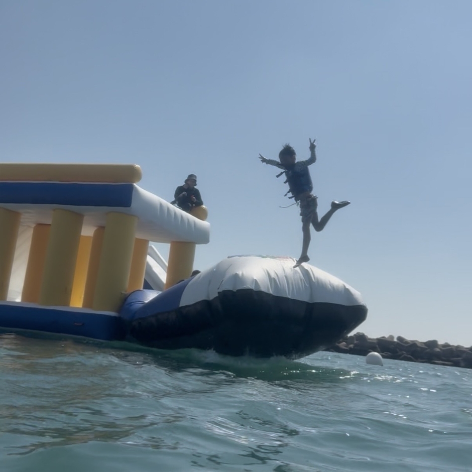 空中に跳ね飛ばす!Blobバルーン