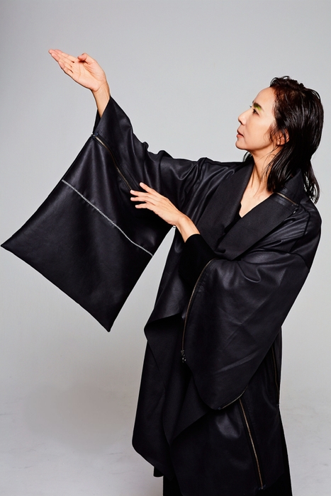 コートストール［登録意匠］＋キモノ袖になるクッションカバー［登録意匠］着用イメージ