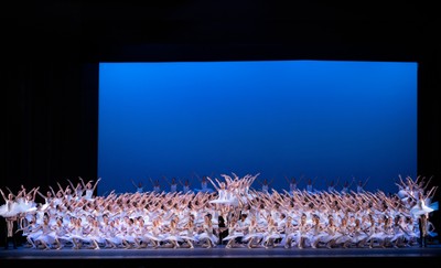 参加者250名以上で贈る圧巻のグラン・デフィレ (C)Jennifer Curry Wingrove for LK Studio