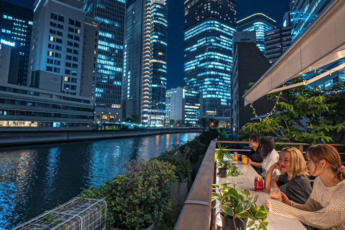 夜景が映えるテラス