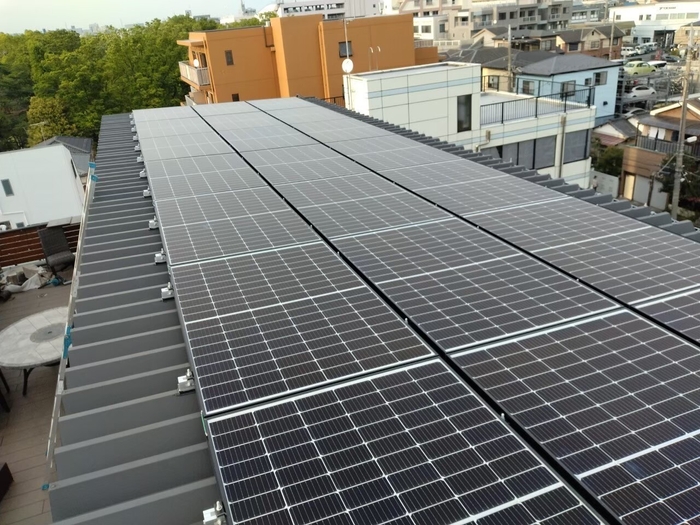 本社 屋根太陽光パネル