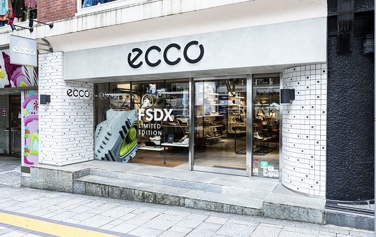 JR原宿駅徒歩3分の「表参道店」にフルコレクションが