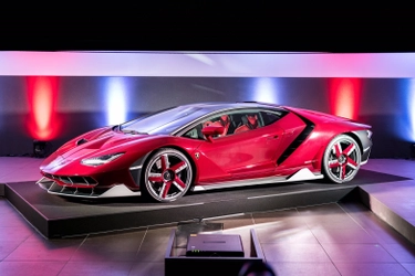 ランボルギーニ、世界で40台のみの特別な限定車 「Centenario」の日本初納車をお披露目