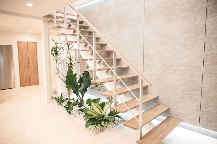 舞台となる自宅セットの階段_ワンビーム