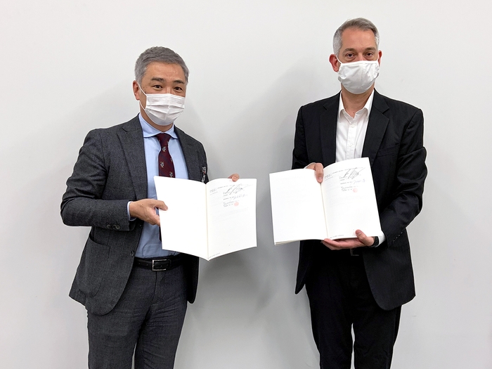 調印式の様子 JRC社長 浜口 稔(左)/シンテゴン社 社長 バーカイ ベアント(右)