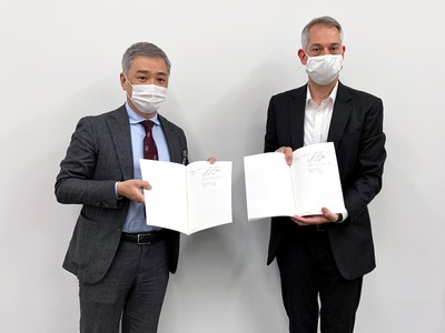 調印式の様子 JRC社長 浜口 稔(左)/シンテゴン社 社長 バーカイ ベアント(右)