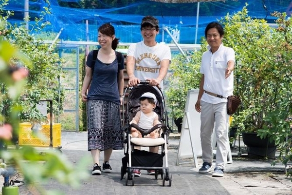 ベビーカーでもハイヒールでも行ける農園。右が著者