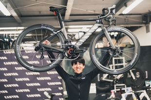 「めちゃくちゃカッコいい!」キャニオン東京テストセンターでの納車 写真:CHABECK / キャニオンバイシクルズ・ジャパン株式会社