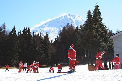 富士山の麓のスキー場にサンタクロースが大集合