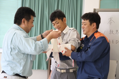 骨折時の応急処置(クリアファイルをあてて固定)