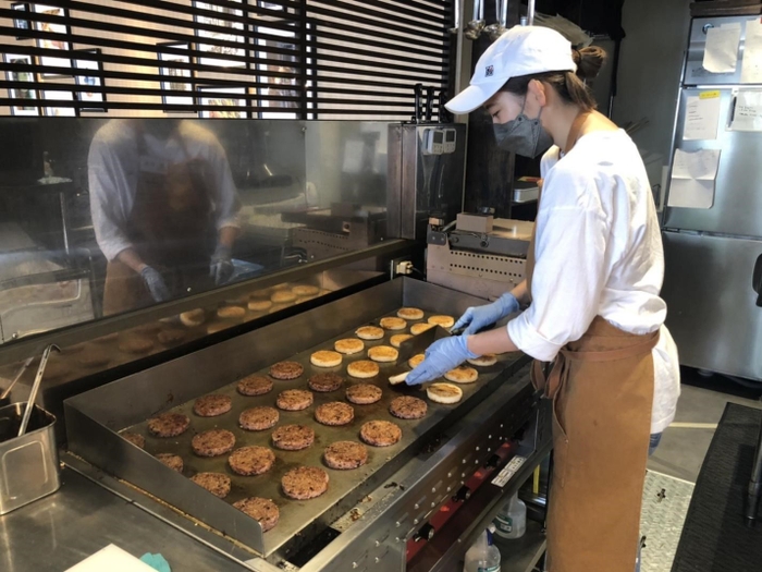 店内の鉄板で焼き上げられる2種のお米バンズ