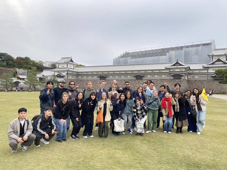 金沢城公園での集合写真