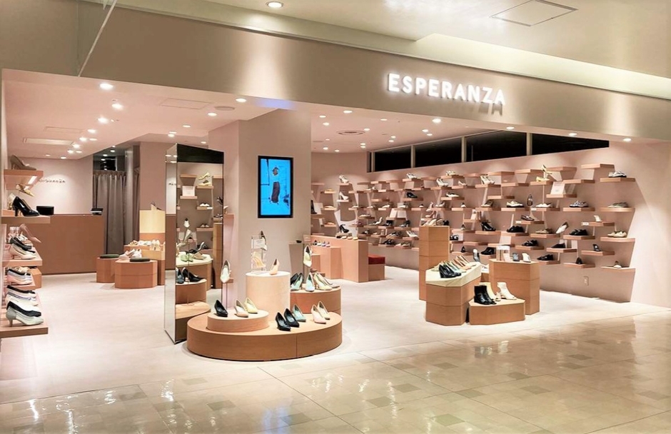 お客様に回遊いただき、お気に入りの一足を見つけていただける「エスペランサ」の店舗