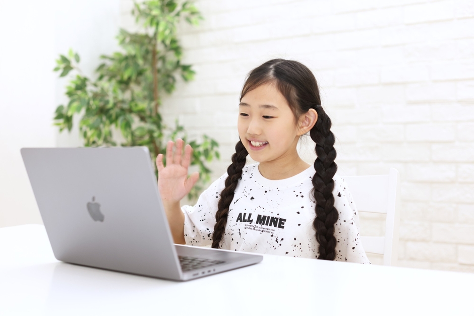 オンライン英会話を受講する子どもの様子