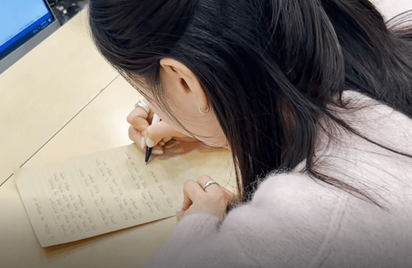 手紙を書いているビョルサラン