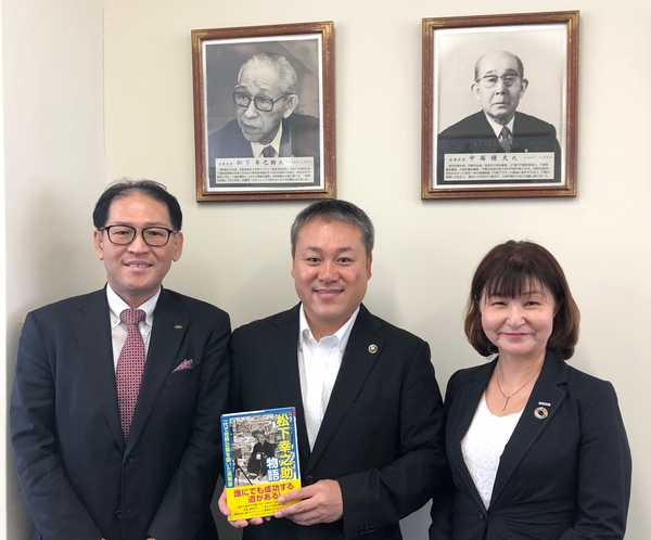 写真右から　山田昌子（パナソニックミュージアム館長）氏、宮本一孝（門真市長）氏、渡邊祐介（ＰＨＰ研究所理念経営研究センター代表）