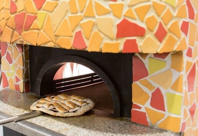 石窯焼き立てからスタート!