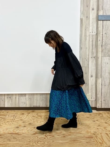 ブルーのスカートにボリュームトップスで華やかに