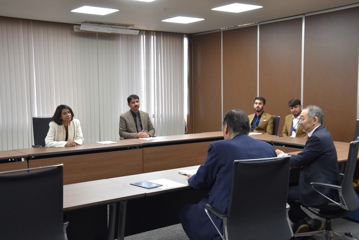 懇談する小原学長とシャー学長