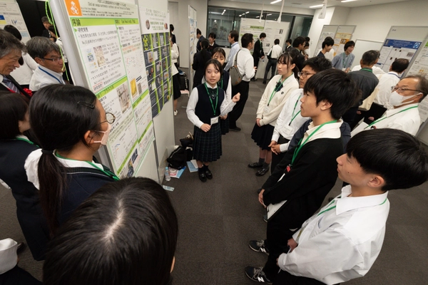 第20回高校化学グランドコンテスト最終選考会を 10月25日(土)、26日(日)に開催　 過去最高の国内外から115チームが参加　 上位入賞チームを海外に派遣