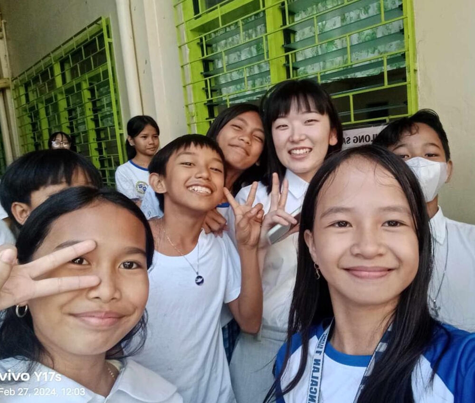 生徒は、みんな写真を撮るのが大好き。私の隣を奪い合うように集まってきます(笑)。