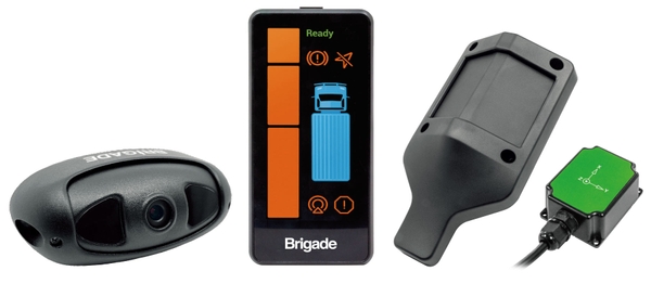 写真：AI側方衝突警報システム「レーダープリディクトプラス」 左からAIカメラ／警報表示器／レーダーセンサー（カバー装着）／ GPSユニット