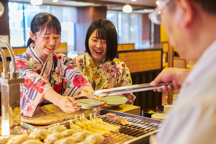             悠悠バイキングの名物「ライブビュッフェ」では料理人がその場で調理し、出来立てアツアツのお料理をご提供