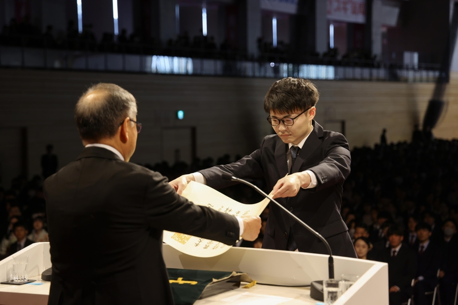 １部の博士課程修了生を代表して学位記を受け取る加藤大志さん