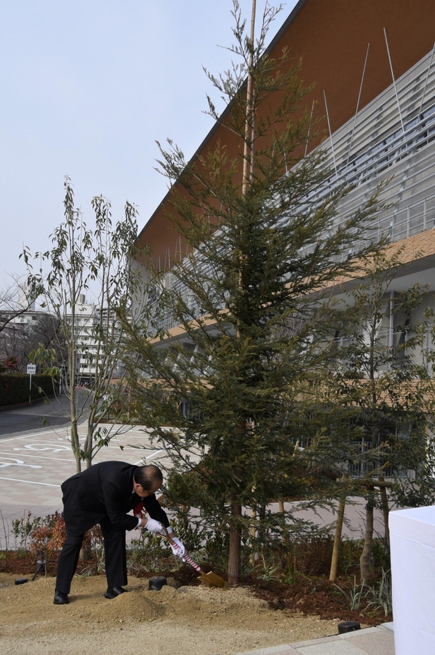 記念植樹する立花前理事長