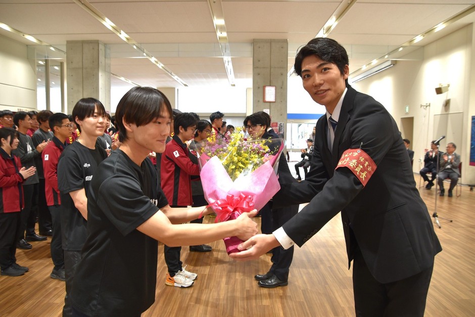 体育会から花束を贈呈